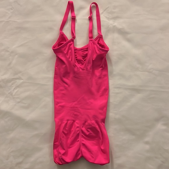 SKIMS SEAMLESS SCULPT BRIEF BODYSUIT - Picture 4 of 5